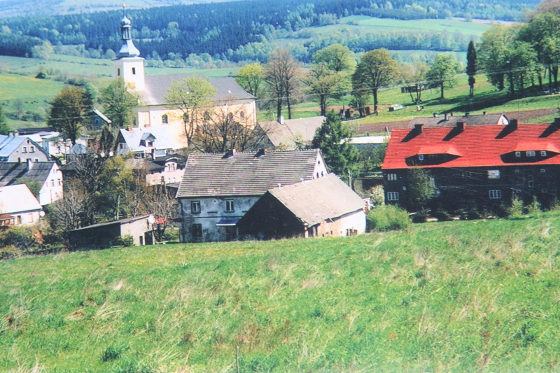 Ein Blick auf Königswalde mit der Kirche St. Nikolaus und dem angrenzenden Friedhof.