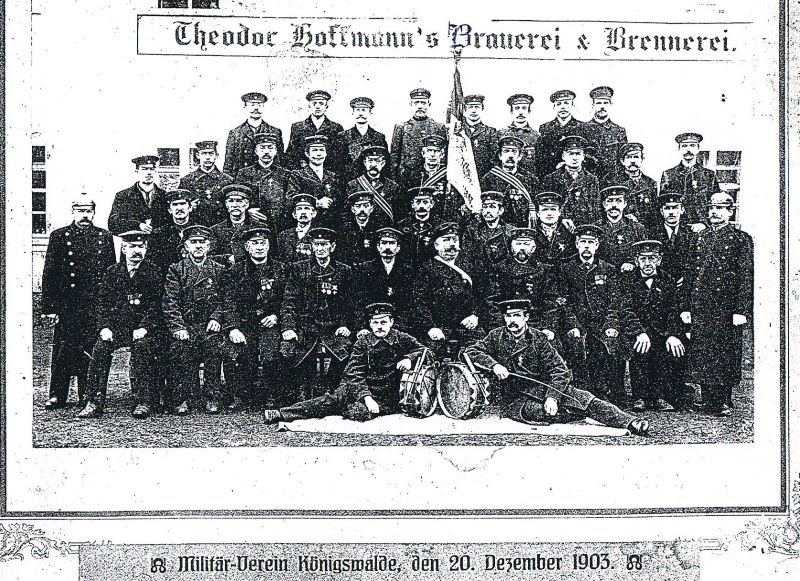 Ein Bild vom Militärverein Königswalde. Die Aufnahme erfolgte vor der Hoffmann Brauerei & Brennerei