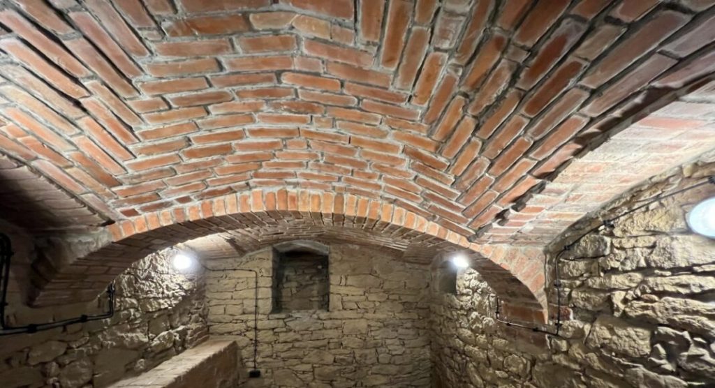 Das Bild zeigt das aus Klinkern gemauerte Kellergewölbe der alten Brauerei in Habelschwerdt (Bystrzyca Kłodzka)