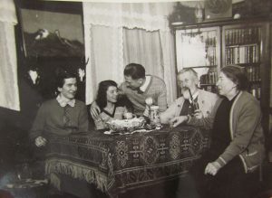 Der Lithograph Theodor Drescher (mit Pfeife) zu Besuch bei der Familie seiner Schwester