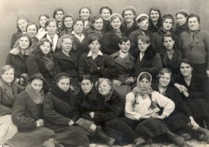 Das Bild zeigt Zwangsarbeiterinnen der Collis-Werke Westhausen in der Zeit von 1942 - 1945