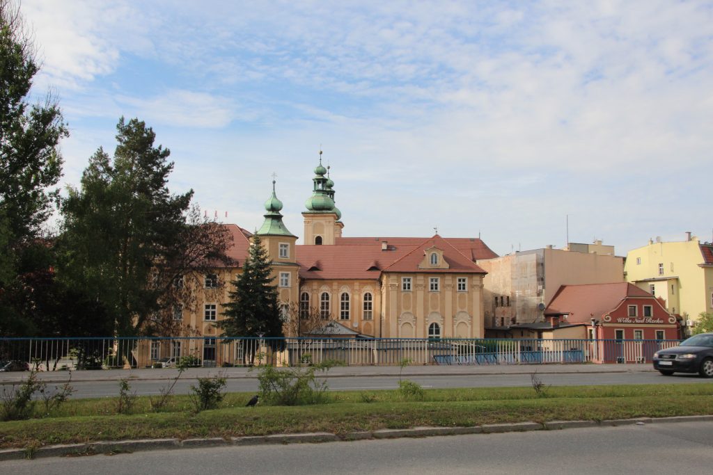 Blick auf die Franziskanerkiche und Seitenansicht Franziskanerkloster