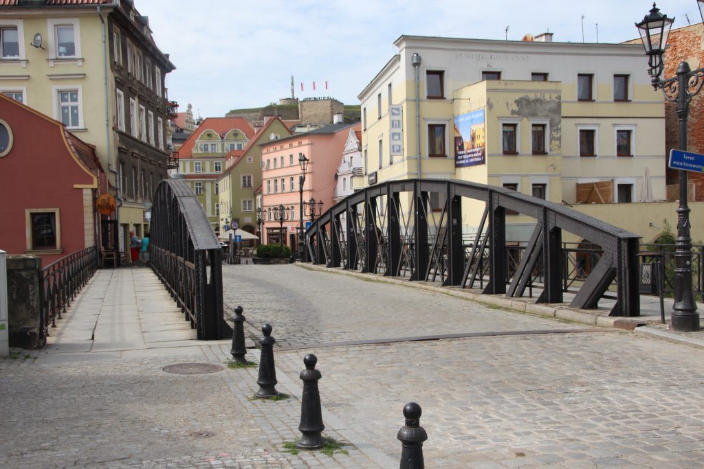 Hier sieht man in Glatz die Eiserne Brücke, früher auch Rossbrücke genannt