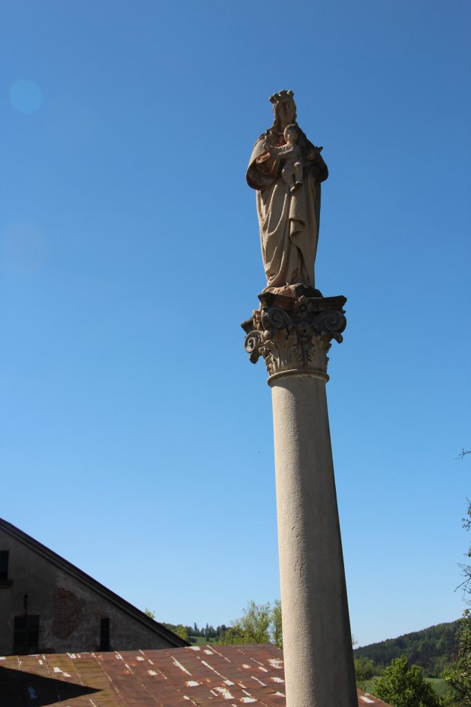 Mariensäule vor dem Elsner-Hof, erbaut von Amand und Anna Elsner ca. 1871 in Obersteine