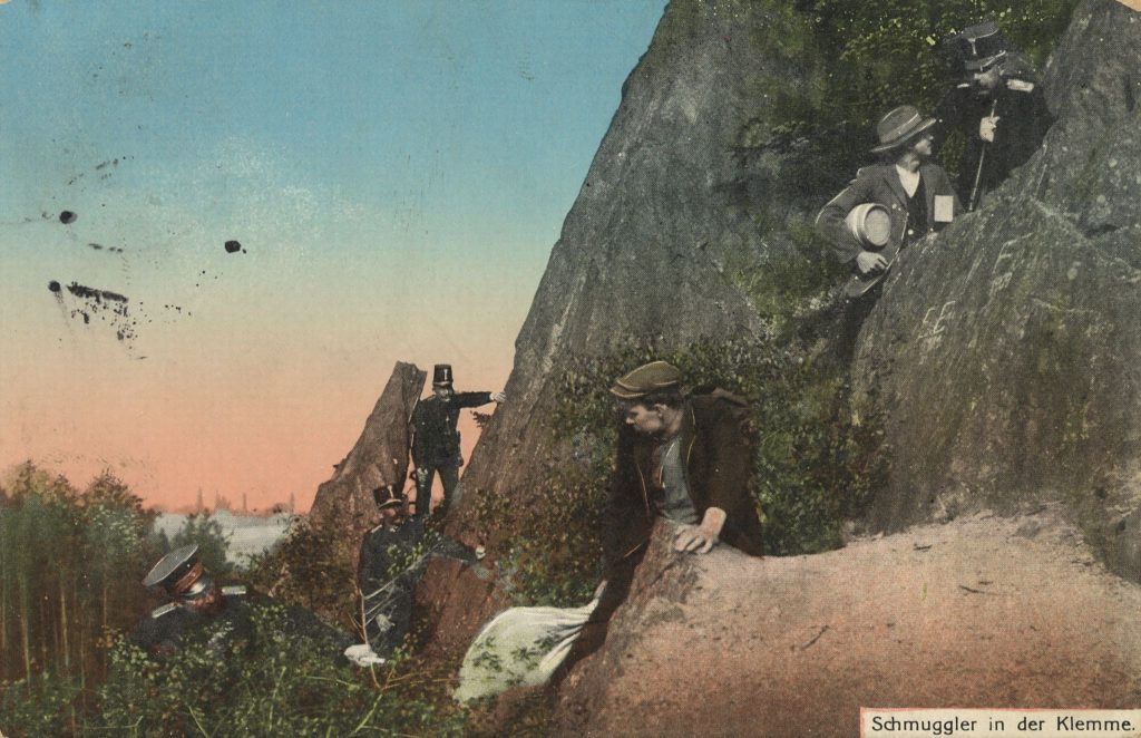 Hier sehen wir Schmuggler in der Klemme, Postkarte um 1900 https://commons.wikimedia.org/wiki/File:Postkarte_Schmuggler_001.jpg