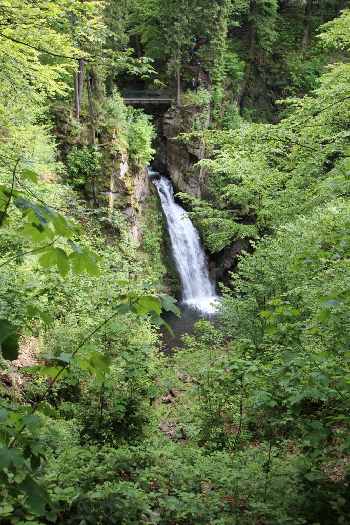 Hier sieht man den Wasserfall von Wölfelsfall im Glatzer Schneegebirge