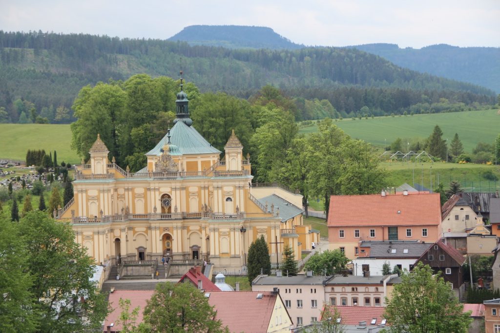 Basilika von Albendorf und die Heuscheuer