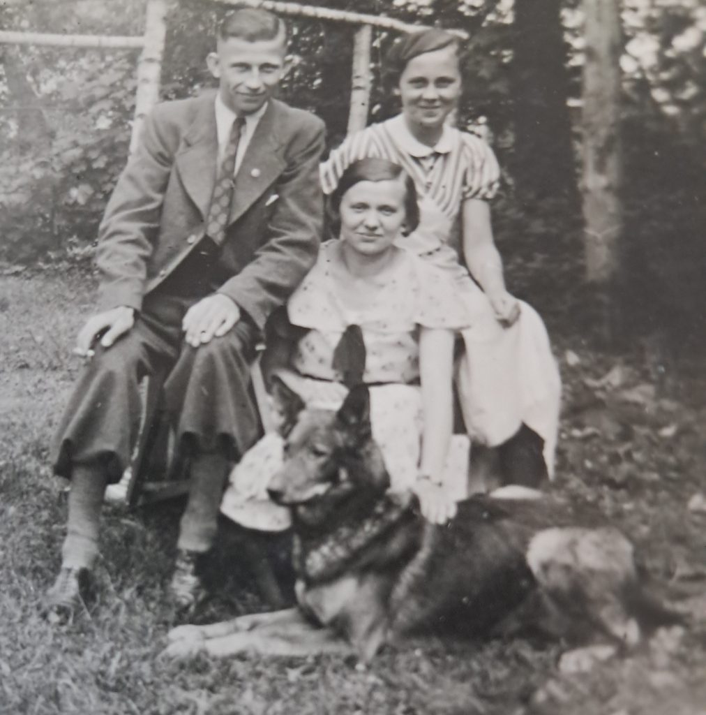 Feriengäste im Haus Weiser in Seitenberg mit einem Schäferhund