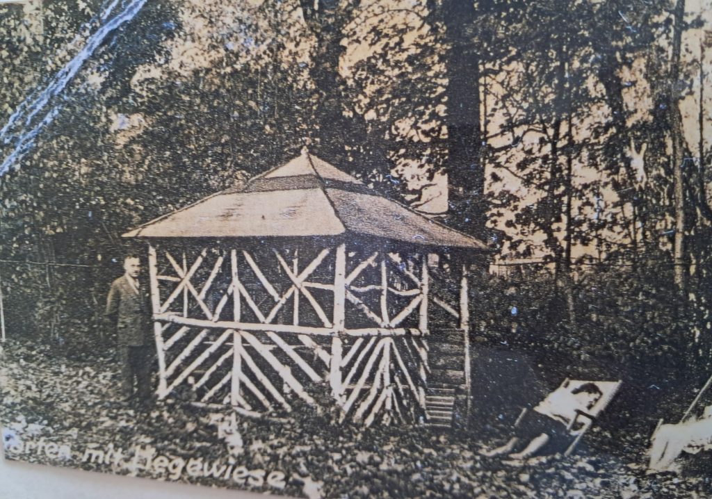 Auf dem Bild sieht man den Garten von Haus Weiser mit Liegewiese in Seitenberg