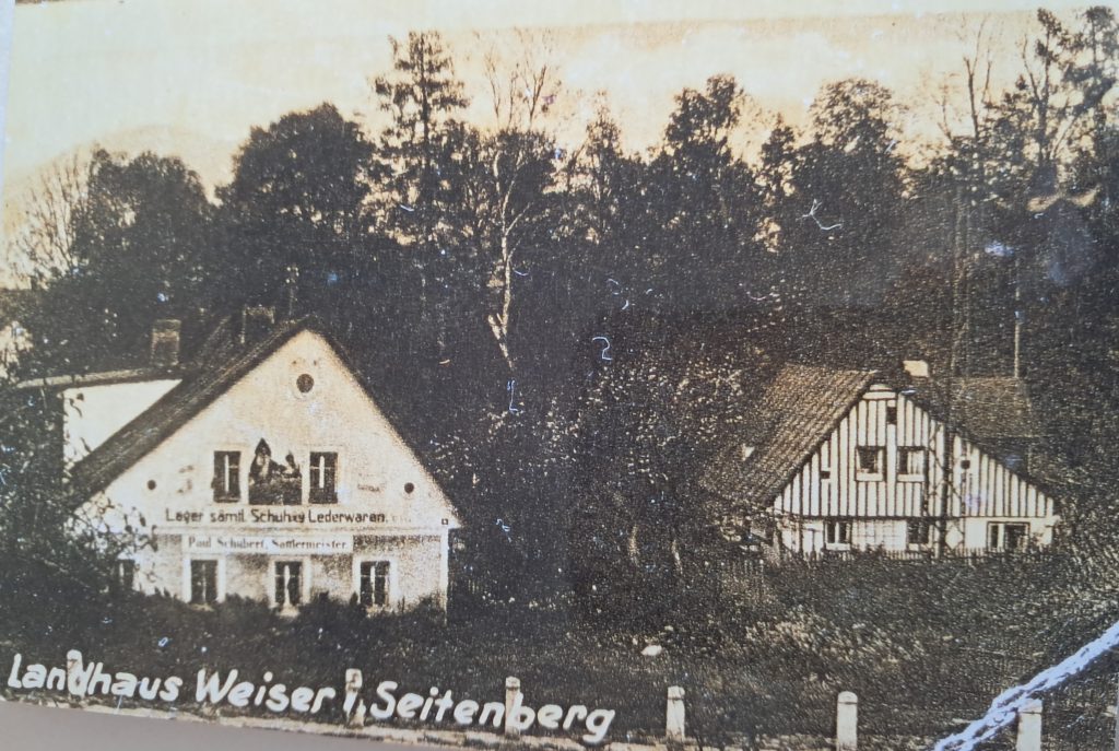 Auf dem Bild sieht man rechts das Landhaus Weiser in Seitenberg