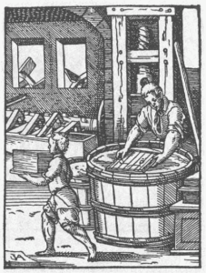 Hier sieht man eine Papiermühle mit Papiermacher beim Schöpfen aus der Bütte https://commons.wikimedia.org/wiki/File:Papyrer-1568.png#/media/File:Papyrer-1568.png