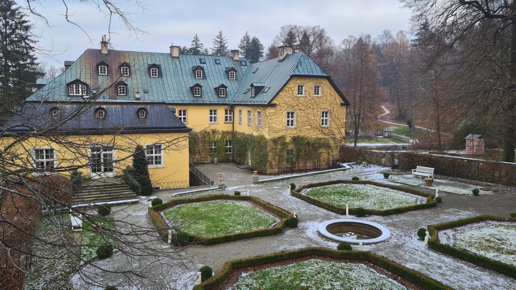 Hier sieht man das Schloss Stonsdorf im Hirschberger Tal im Winter 2022/2023