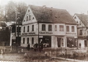 Das Foto zeigt das Bekleidungsgeschäft Kriesten in Albendorf ca. 1925