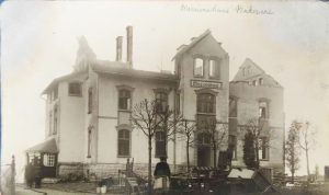 Das Foto zeigt das Gebäude nach dem Brand des Missionshauses in der Bukowine.