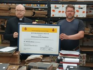Scheckübergabe im Diözesanarchiv Schweidnitz durch Mitglieder der FGG