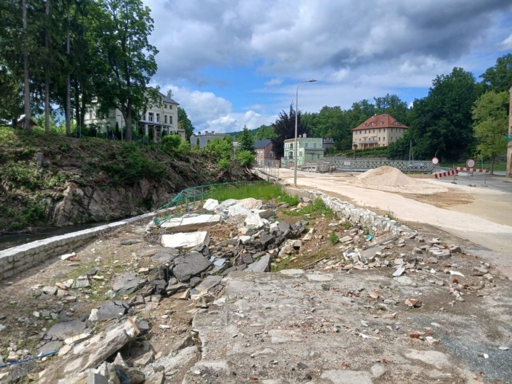 Die Geländer wurden eingedrückt oder weggerissen. Manche der Brücken sind unpassierbar.