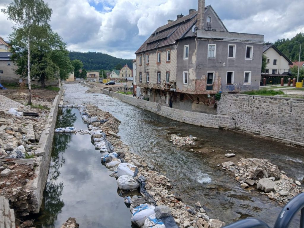 Die Uferbefestigung ist schadhaft und in der Biele türmen sich Schutt, Müll und Sandsäcke.