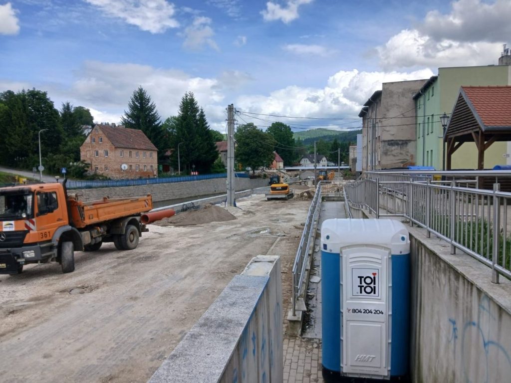 Straßen und Gehwege müssen neu angelegt und gepflastert werden.