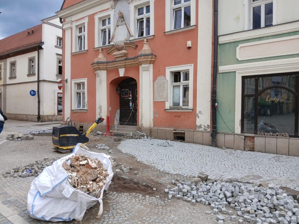 Überall stehen noch Säcke herum. Viele Geschäfte mussten für immer schließen.