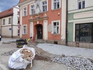 Überall stehen noch Säcke herum. Viele Geschäfte mussten für immer schließen.