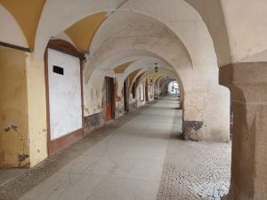 Früher ein beliebtes Postkartenmotiv: Der Laubengang der Bürgerhäuser am Ring.