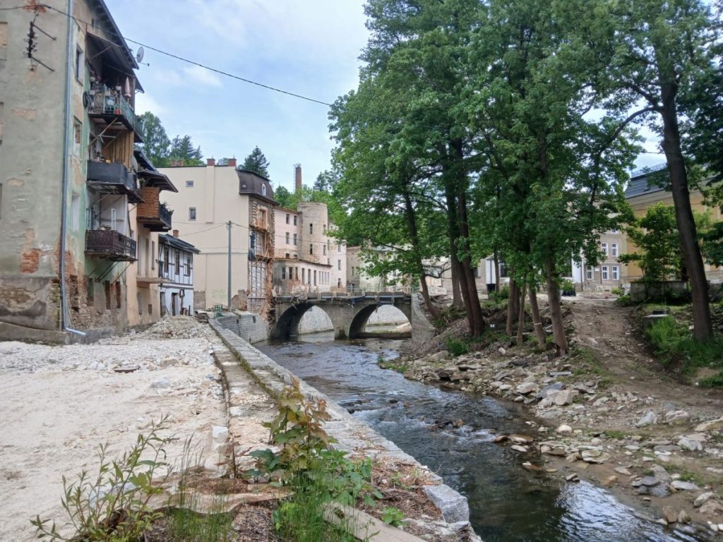 Alle Brücken über die Biele Richtung Eisersdorf (Żelazno) wurden schwer beschädigt.