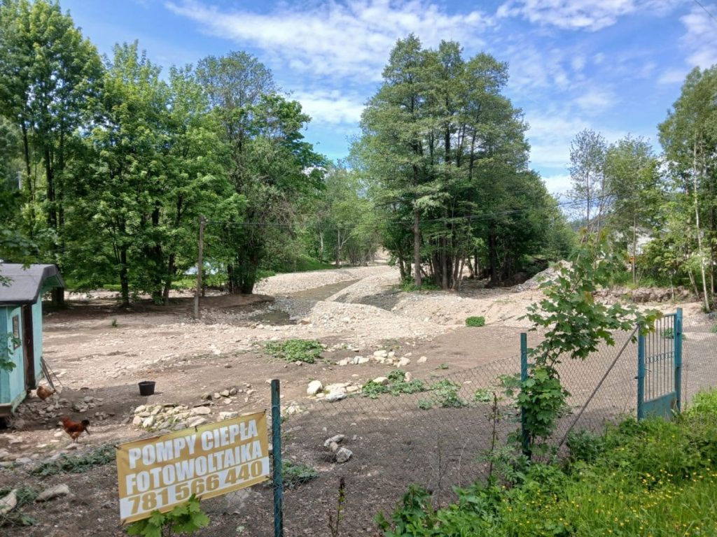 Auch im nahen Wilhelmsthal (Bolesławów) sieht man noch immer deutlich, wo sich das Wasser seinen Weg gebahnt hat.
