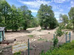 Auch im nahen Wilhelmsthal (Bolesławów) sieht man noch immer deutlich, wo sich das Wasser seinen Weg gebahnt hat.