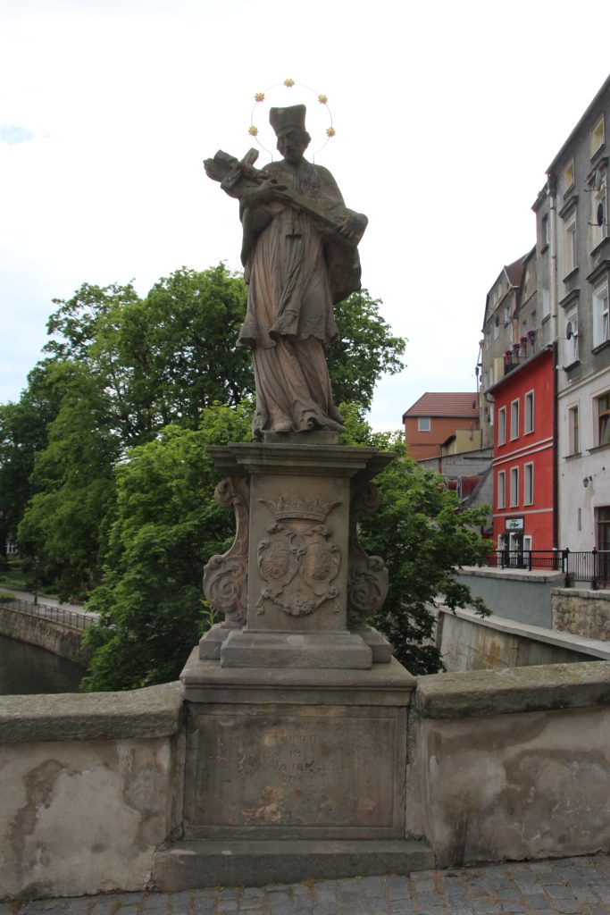 Das Foto zeigt die Brücktorbrücke in Glatz mit Figur des Hl. Nepomuk