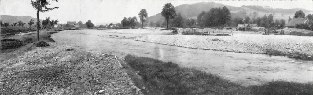 Überflutete Straße nach Habelschwerdt