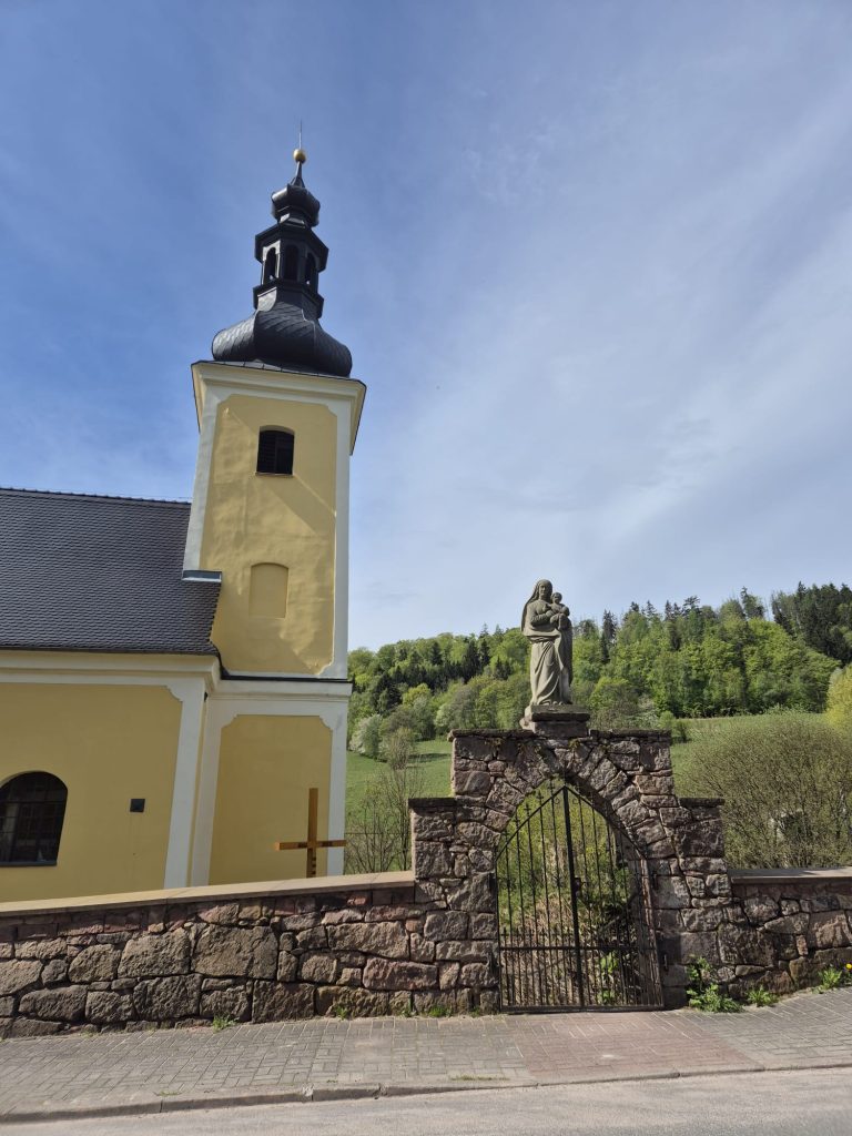 Hier sieht man die Kirche St. Georg in Krainsdorf (Krajanow)