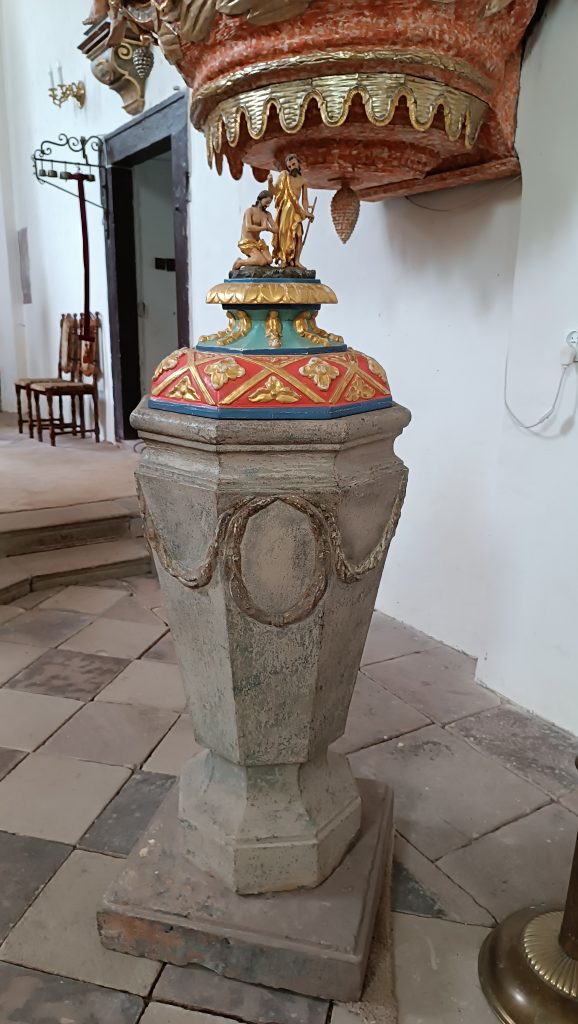 Das Taufbecken in der St. Georg Kirche in Krainsdorf (Krajanow)