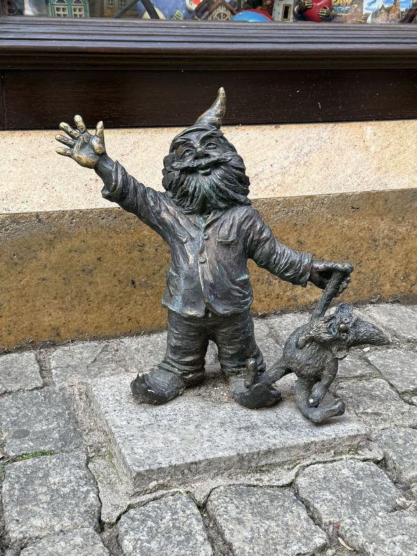 Zwergenskulptur Breslau - High Five