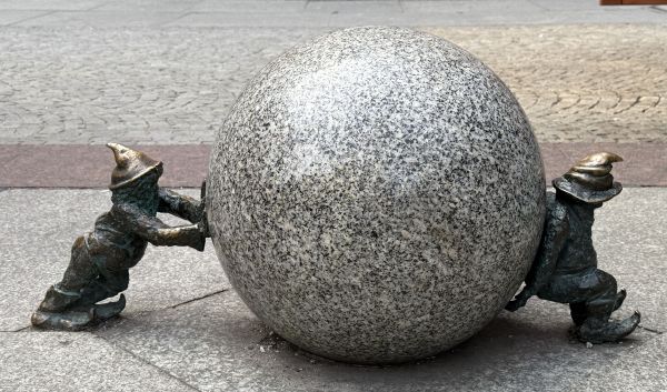 Zwergenskulptur Breslau - Zwei Sisyphos-Zwerge