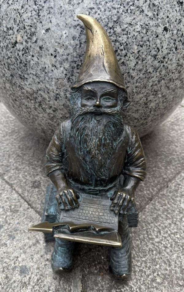 Zwergenskulptur Breslau - Laptopzwerg